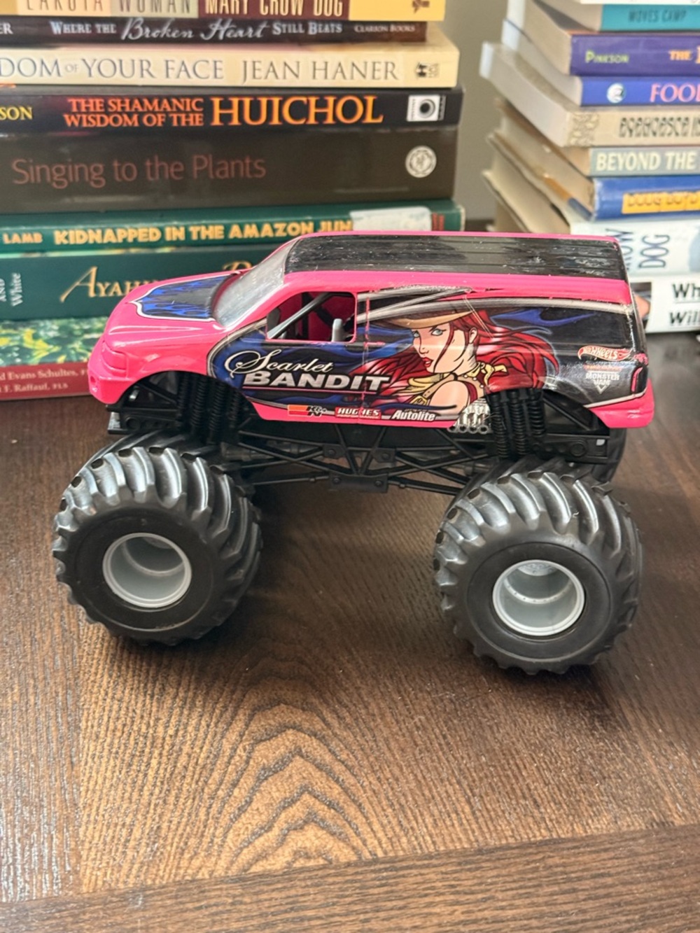 HOT WHEELS MONSTER JAM 1:24 SCARLET BANDIT TRUCK